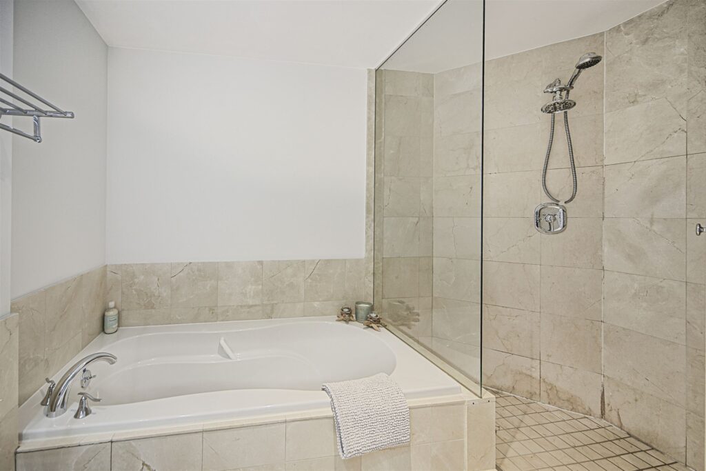 39-Bedroom_PrimaryEnsuite_3